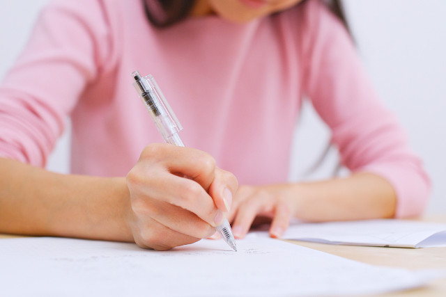 勉強をしている女性