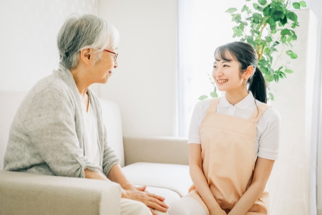 高齢者と看護師