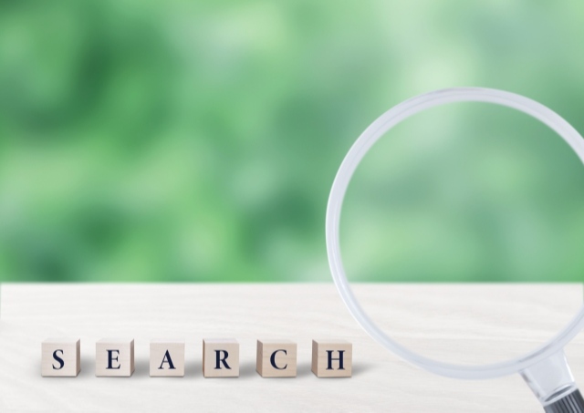 虫眼鏡で見るsearchの文字